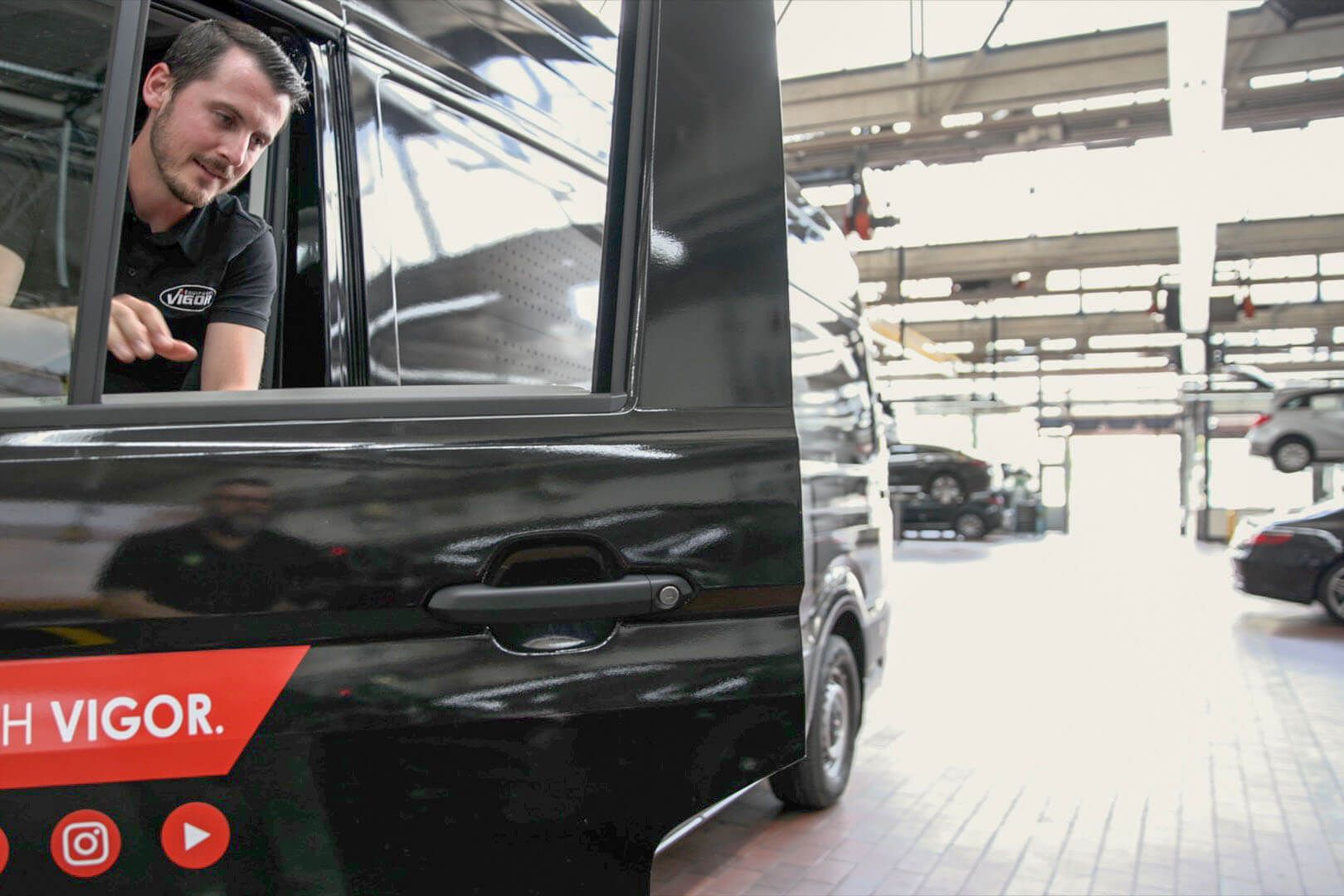 Person steigt aus dem Vorführwagen